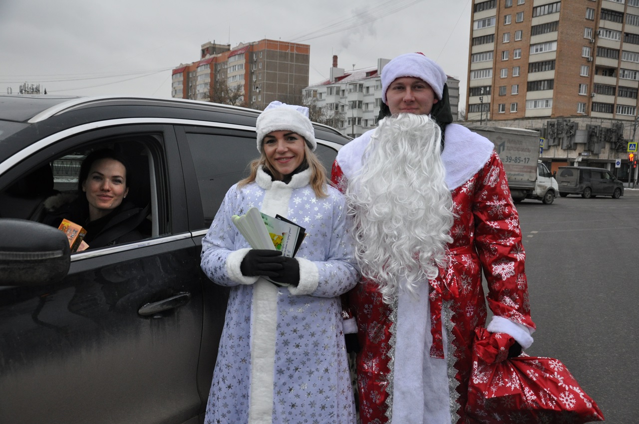 Новогоднее чудо на дорогах Подольска: Автоинспекторы и военные поздравили водителей с праздником