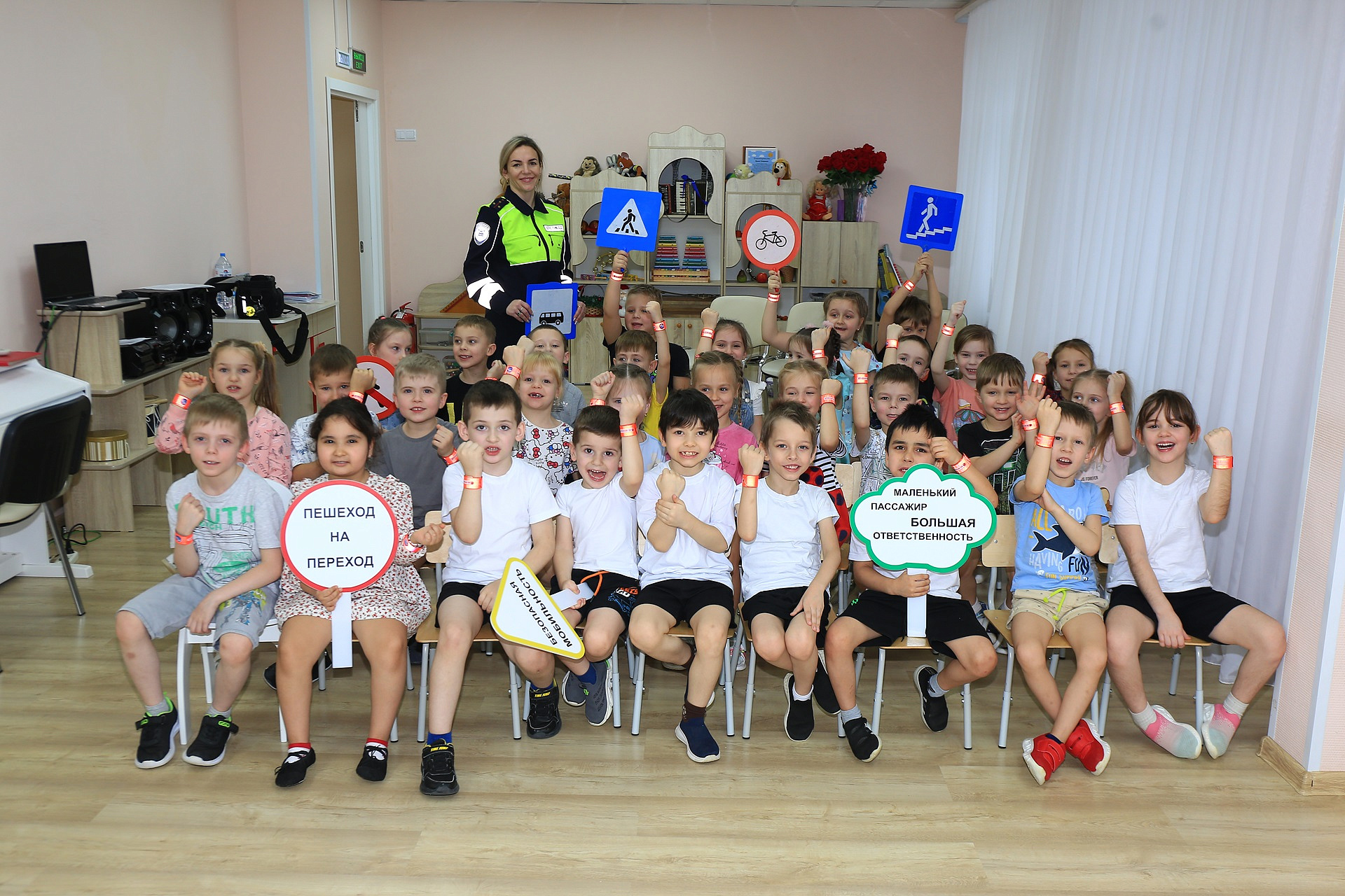 Безопасность на дорогах начинается с малышей: Госавтоинспекция в дошкольном отделении СОШ №12 г. Подольск