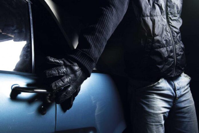 В округе сотрудниками полиции задержан подозреваемый в повреждении автомобиля