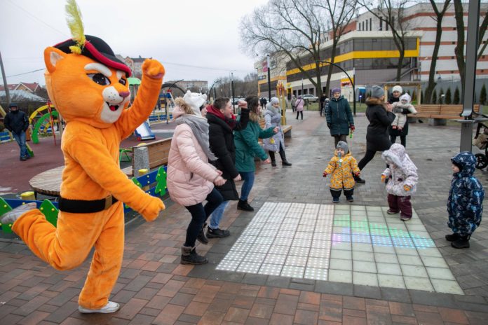 На бульваре Юности проходят праздничные новогодние гулянья