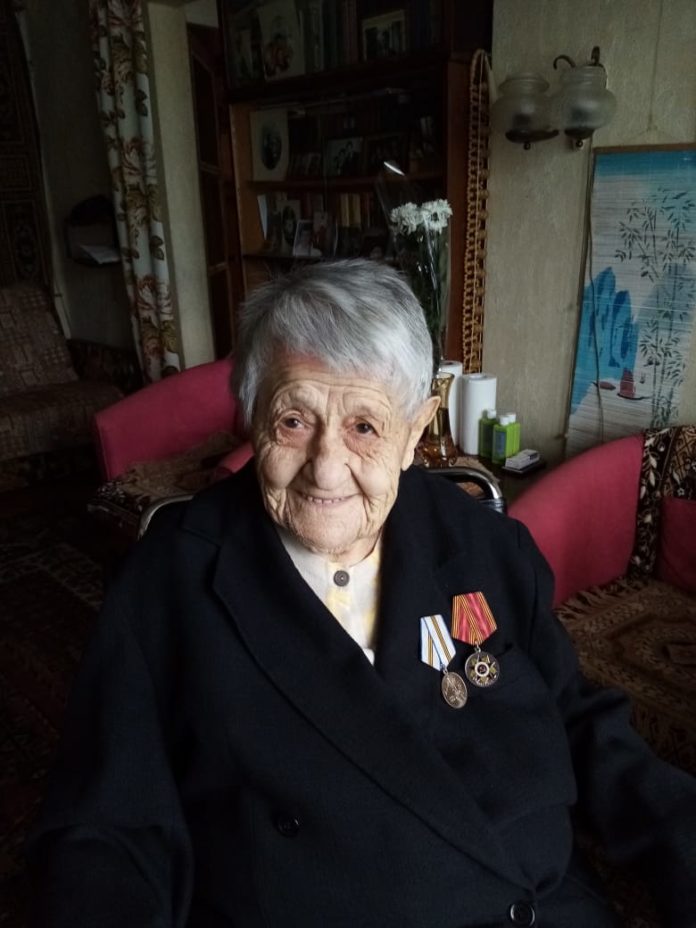 Сквозь войну, утраты и невзгоды твои черты я бережно пронес Сквозь войну, утраты и невзгоды твои черты я бережно пронес