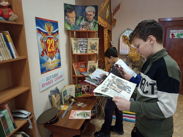В детской библиотеке № 27 читателям представлена выставка — инсталляция «Держава армией сильна»