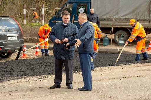 Глава округа Николай Пестов проверил ход работ по ремонту дорожного полотна на городских улицах...
