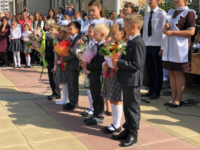 Вячеслав Фетисов принял участие в торжественной линейке в школе № 32 в Подольске