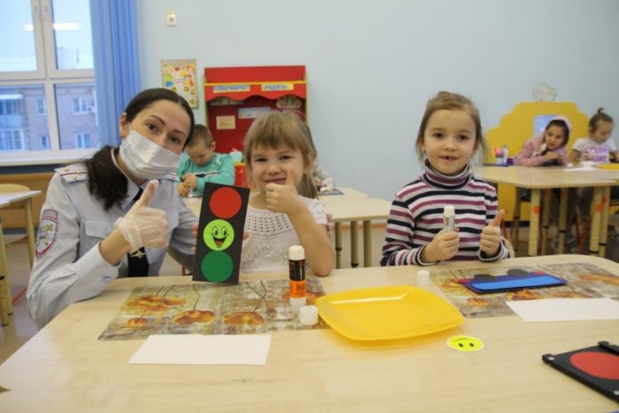 В детских садах Подмосковья проходят мастер-классы по созданию тематических новогодних украшений