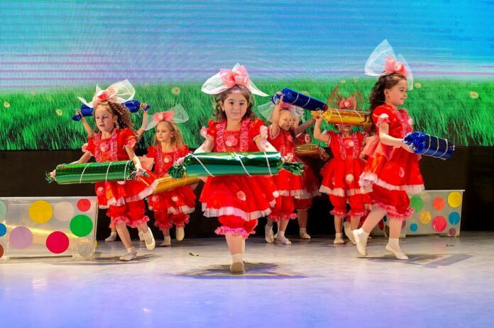 Подольчанок поздравили с праздником большим концертом Подольчанок поздравили с праздником большим концертом