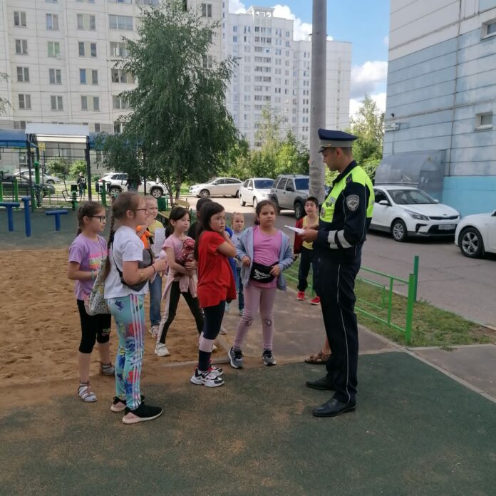 Сотрудники Госавтоинспекции проводят информационные рейды в преддверии нового учебного года Сотрудники Госавтоинспекции проводят информационные рейды в преддверии нового учебного года