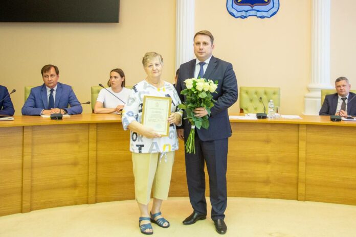 Добросовестный труд и высокий профессионализм коллег отметил губернатор области Добросовестный труд и высокий профессионализм коллег отметил губернатор области