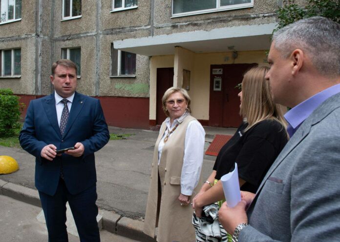 Глава Подольска обсудил с жительницей модернизацию детской площадки на Мраморной улице Глава Подольска обсудил с жительницей модернизацию детской площадки на Мраморной улице