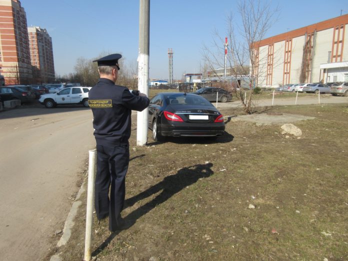 Паркуешься на газоне – плати! Паркуешься на газоне – плати!