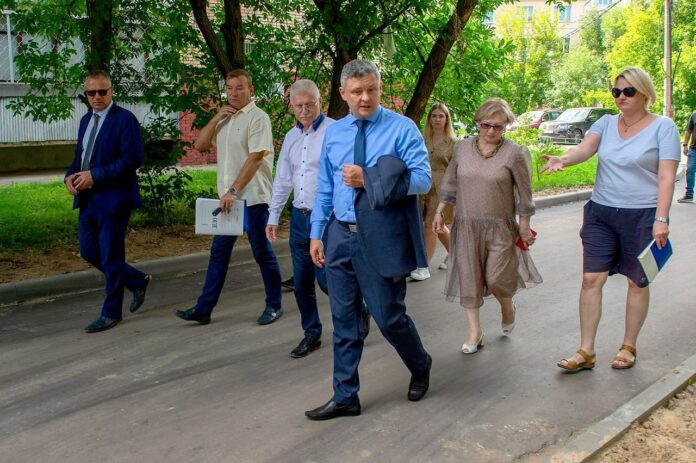 Благоустройство дворовых территорий в Парковом районе Подольска ведется под контролем Благоустройство дворовых территорий в Парковом районе Подольска ведется под контролем