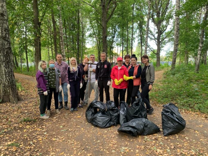 В микрорайоне Климовск провели субботник