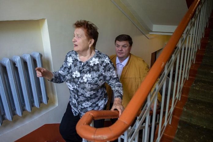 Николай Пестов проверил ход и качество ремонта подъездов в микрорайоне Климовск