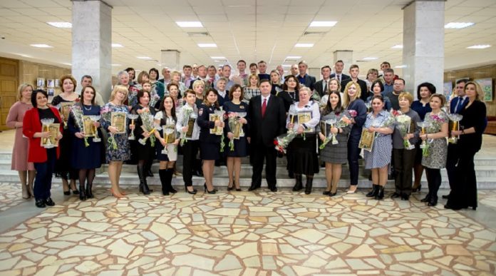 Николай Пестов в рамках Праздника труда вручил награды лучшим сотрудникам учреждений и организаций муниципалитета Николай Пестов в рамках Праздника труда вручил награды лучшим сотрудникам учреждений и организаций муниципалитета