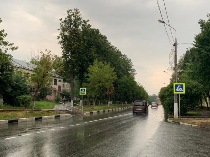 Подходы к новому пешеходному переходу обустроили в Климовске