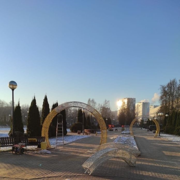 Световые арки установлены в сквере Поколений Световые арки установлены в сквере Поколений