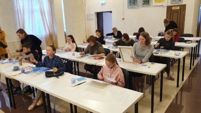 Мастер-класс по написанию картин «Снегири» состоялся в КПЦ «Дубровицы» Мастер-класс по написанию картин «Снегири» состоялся в КПЦ «Дубровицы»