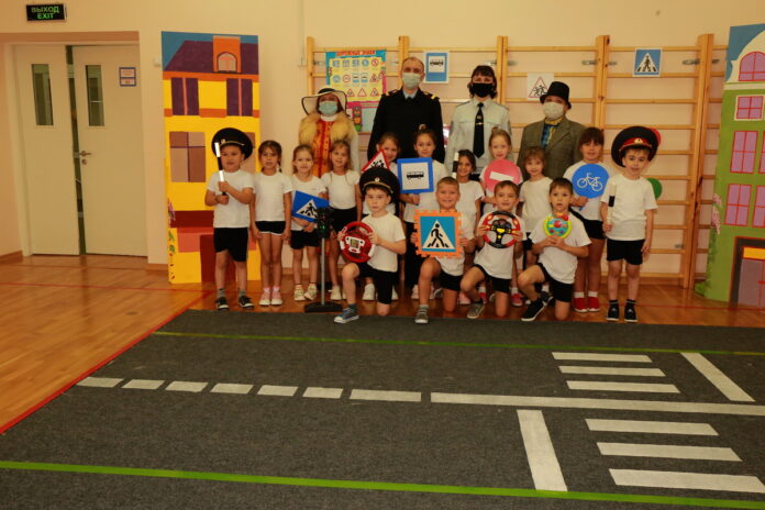 В детском саду №57 «Ладушки» автоинспекторы провели тематический урок по изучению дорожных правил в... В детском саду №57 «Ладушки» автоинспекторы провели тематический урок по изучению дорожных правил в...