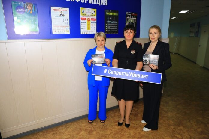 Автоинспекторы провели информационно-разъяснительные беседы с посетителями  отдела Госавтоинспекции г.о. Подольск Автоинспекторы провели информационно-разъяснительные беседы с посетителями  отдела Госавтоинспекции г.о. Подольск