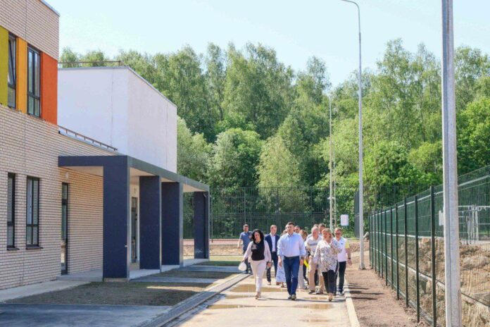 Строительство школы и детского сада у деревни Бережки проверил глава Подольска Строительство школы и детского сада у деревни Бережки проверил глава Подольска