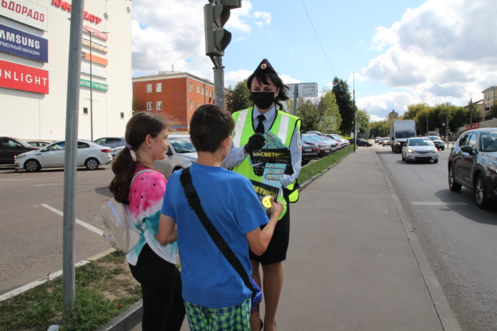 Сотрудники Госавтоинспекции провели акцию «Засветись – будь заметен в темноте!» в Подольске Сотрудники Госавтоинспекции провели акцию «Засветись – будь заметен в темноте!» в Подольске