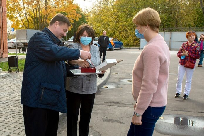 Семи семьям вручили ключи от новых квартир по программе переселения из аварийного жилья Семи семьям вручили ключи от новых квартир по программе переселения из аварийного жилья