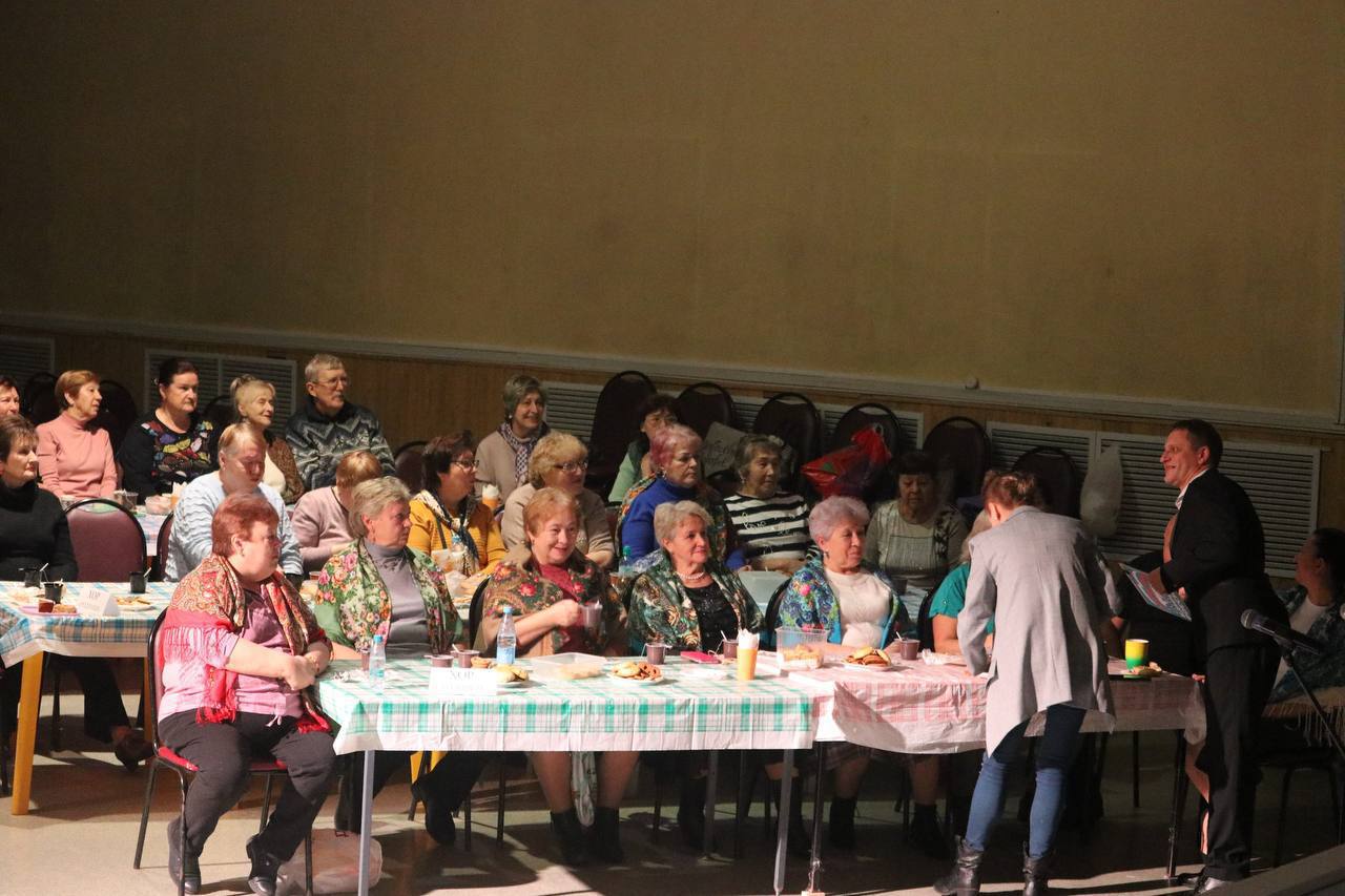 Клуб «Любимое кино» работает для пожилых людей в ДК «Металлург» Клуб «Любимое кино» работает для пожилых людей в ДК «Металлург»