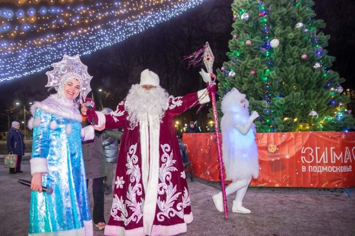 Огни на елках зажгли в парках Большого Подольска Огни на елках зажгли в парках Большого Подольска