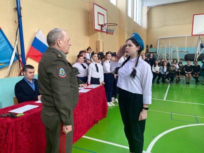 В школе поселка МИС состоялся ежегодный традиционный смотр строя и песни