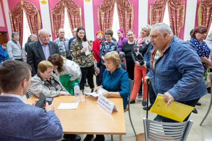 «Выездную администрацию» посетили более 100 человек в поселке Молодежный