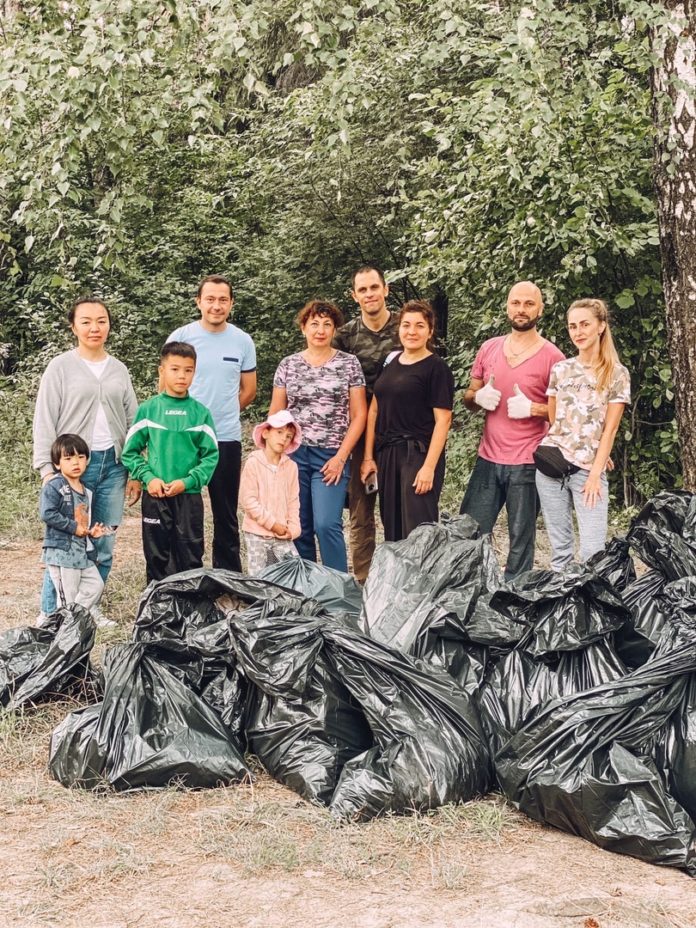 Жители ЖК «Весенний» провели уборку в лесу Жители ЖК «Весенний» провели уборку в лесу