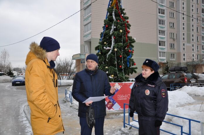 В Подольске полицейские и общественник провели акцию «В Новый год с госуслугами» В Подольске полицейские и общественник провели акцию «В Новый год с госуслугами»