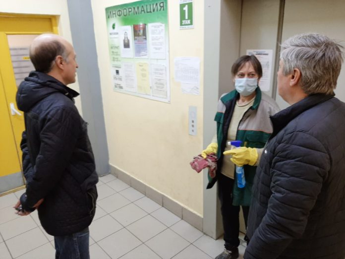 Качество и своевременность дезинфекционной обработки подъездов было проверено в микрорайоне Кузнечики