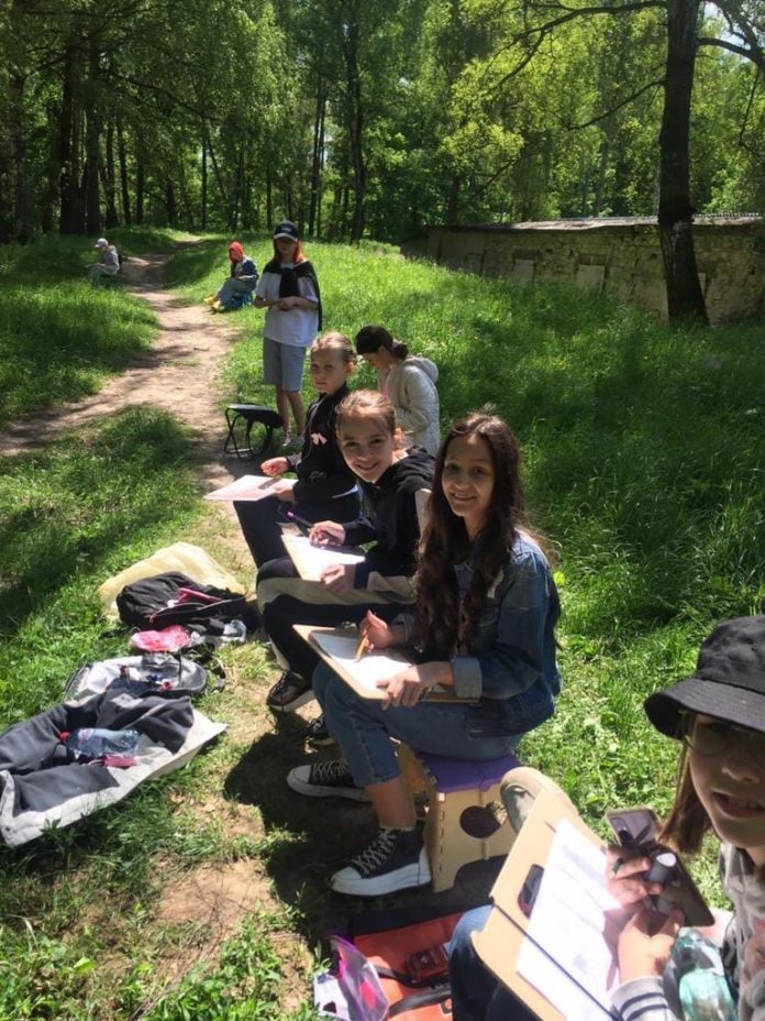 Юные художники вышли на пленэр в Городском округе Подольск