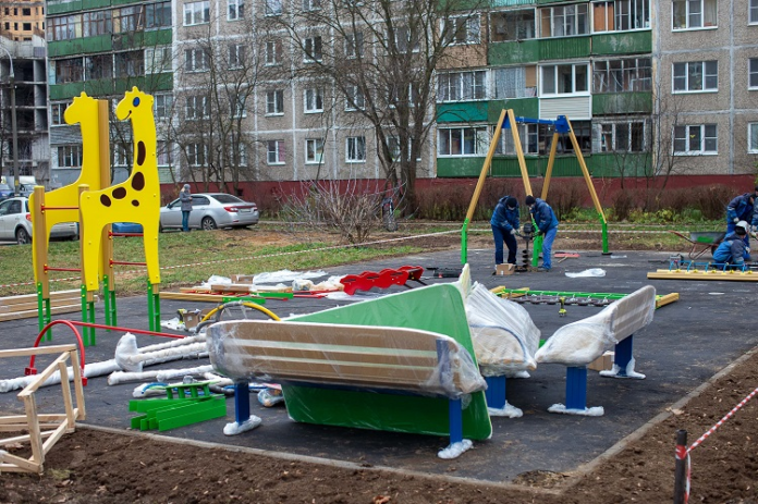 По просьбам жителей спортивно-игровую площадку устанавливают в микрорайоне Юбилейном По просьбам жителей спортивно-игровую площадку устанавливают в микрорайоне Юбилейном