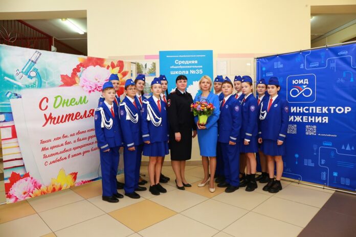 В Подольске сотрудники Госавтоинспекции и ЮИДовцы поздравили педагога-наставника с профессиональным праздником В Подольске сотрудники Госавтоинспекции и ЮИДовцы поздравили педагога-наставника с профессиональным праздником