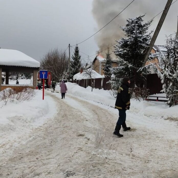 Подольские огнеборцы ликвидировали пожар в СНТ Подольские огнеборцы ликвидировали пожар в СНТ