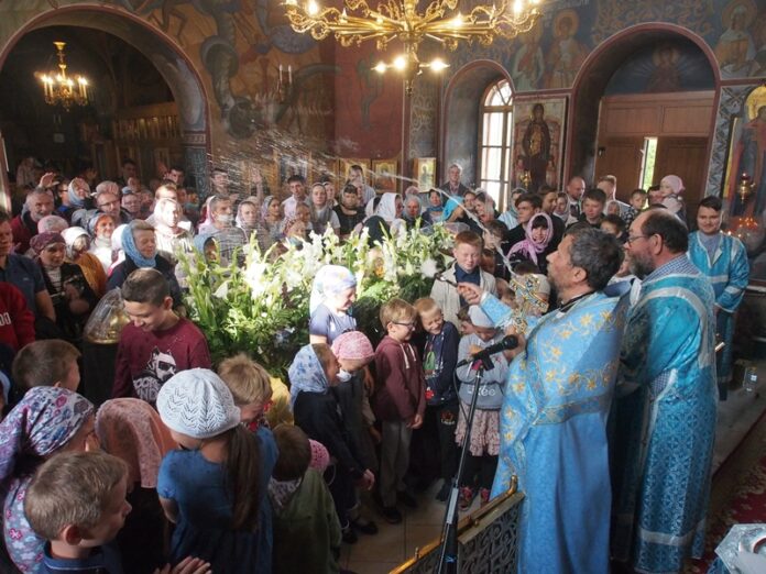 В храме Воскресения Словущего отслужили молебен, посвященный началу учебного года