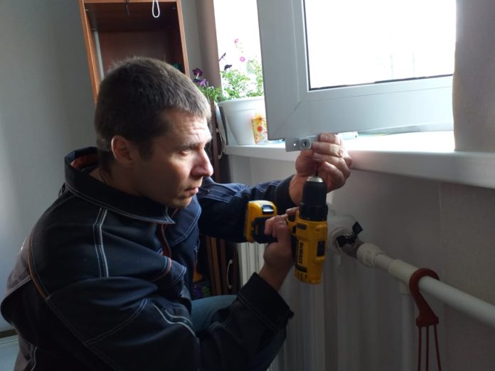 Нуждающимся многодетным семьям Большого Подольска устанавливают детские замки на окна