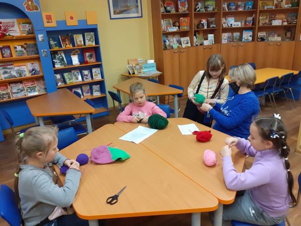 Бесплатные мастер-классы по вязанию крючком проходят в детской библиотеке № 11