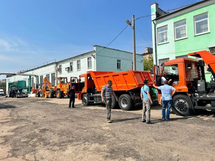 Автопарк Подольского комбината благоустройства пополнился двумя грузовиками Автопарк Подольского комбината благоустройства пополнился двумя грузовиками