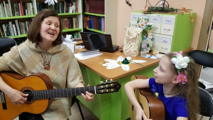 Автора-исполнитель Елены Сторчай представила две песни «Рождество» и «Добрые сказки» Автора-исполнитель Елены Сторчай представила две песни «Рождество» и «Добрые сказки»