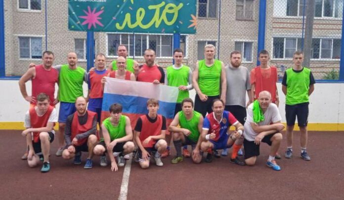 Жители поселка Дубровицы сразились в мини-футбол