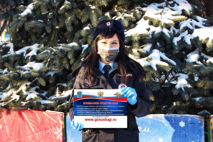 Подольские сотрудники полиции провели акцию «В Новый год с госуслугами!» Подольские сотрудники полиции провели акцию «В Новый год с госуслугами!»