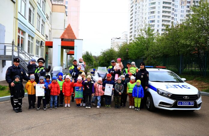 В Подольске автоинспекторы обучают дошкольников правилам дорожного движения на транспортных площадках В Подольске автоинспекторы обучают дошкольников правилам дорожного движения на транспортных площадках