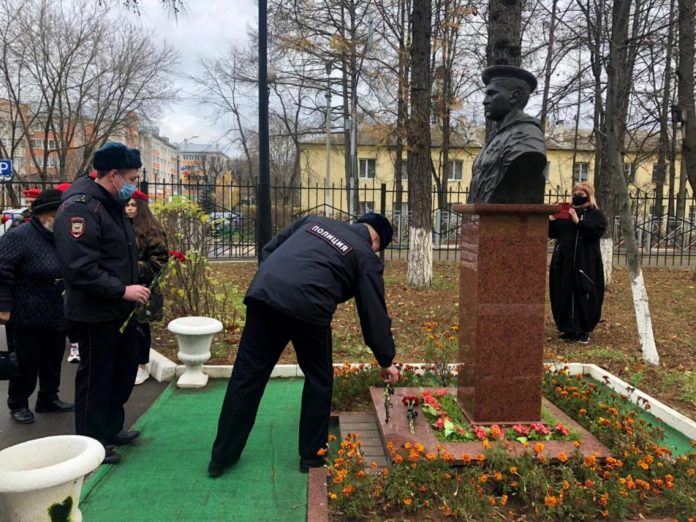 Полицейские и общественники почтили память сотрудников, погибших при выполнении служебного долга Полицейские и общественники почтили память сотрудников, погибших при выполнении служебного долга