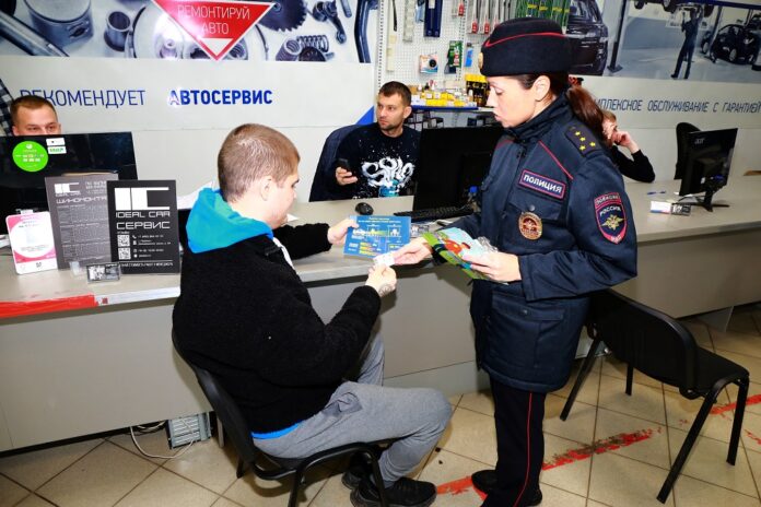 Сотрудники Госавтоинспекции Подольска провели тематические беседы на автозаправочных станциях и в магазинах автозапчастей Сотрудники Госавтоинспекции Подольска провели тематические беседы на автозаправочных станциях и в магазинах автозапчастей