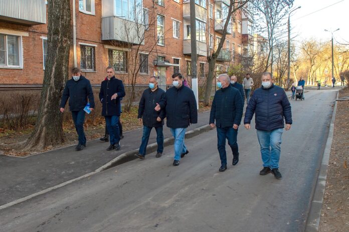 Глава округа проконтролировал исполнение наказов жителей домов на ул. Рожкова Глава округа проконтролировал исполнение наказов жителей домов на ул. Рожкова