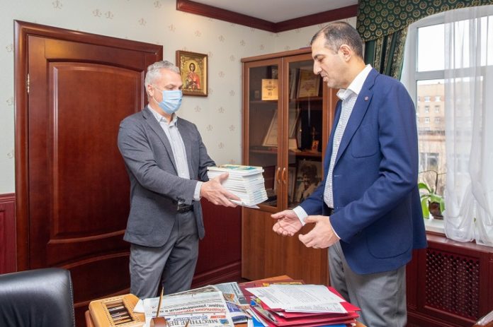 Участник ВОВ передал врачам, работающим в «красной зоне», свои книги с анекдотами Участник ВОВ передал врачам, работающим в «красной зоне», свои книги с анекдотами