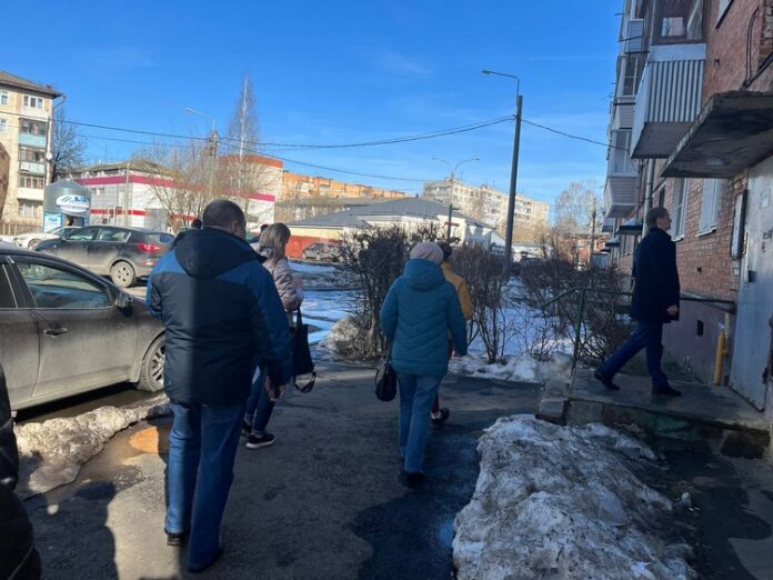 Состоялась встреча с жителями д. 5 по ул. Садовая в Климовске на тему уборки...